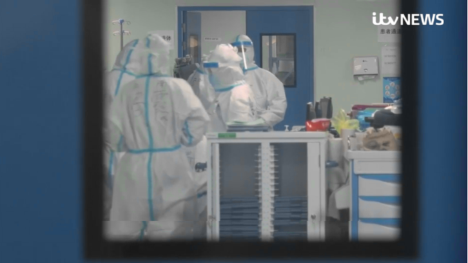 تلفزيون أخبار من المملكة المتحدة يدخل مستشفى رايثيون هيل ، واحدة من قواعد مكافحة الفيروس التاجي في الصين